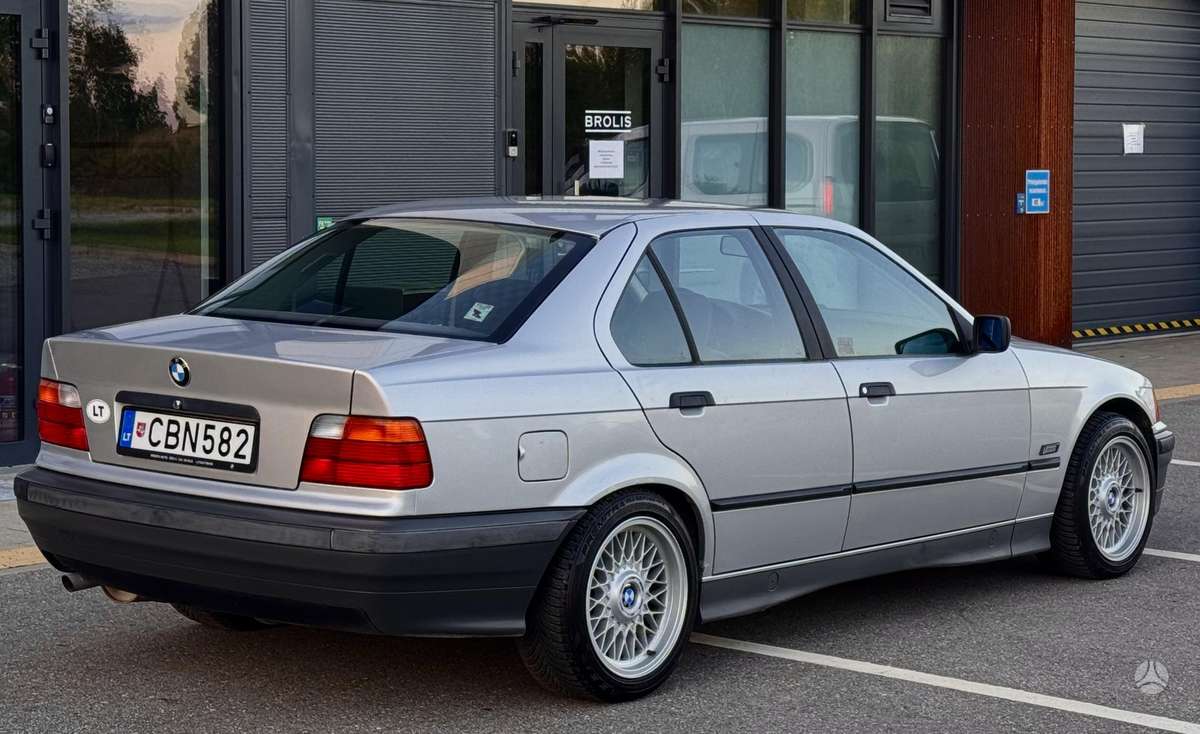 BMW 318, Седан