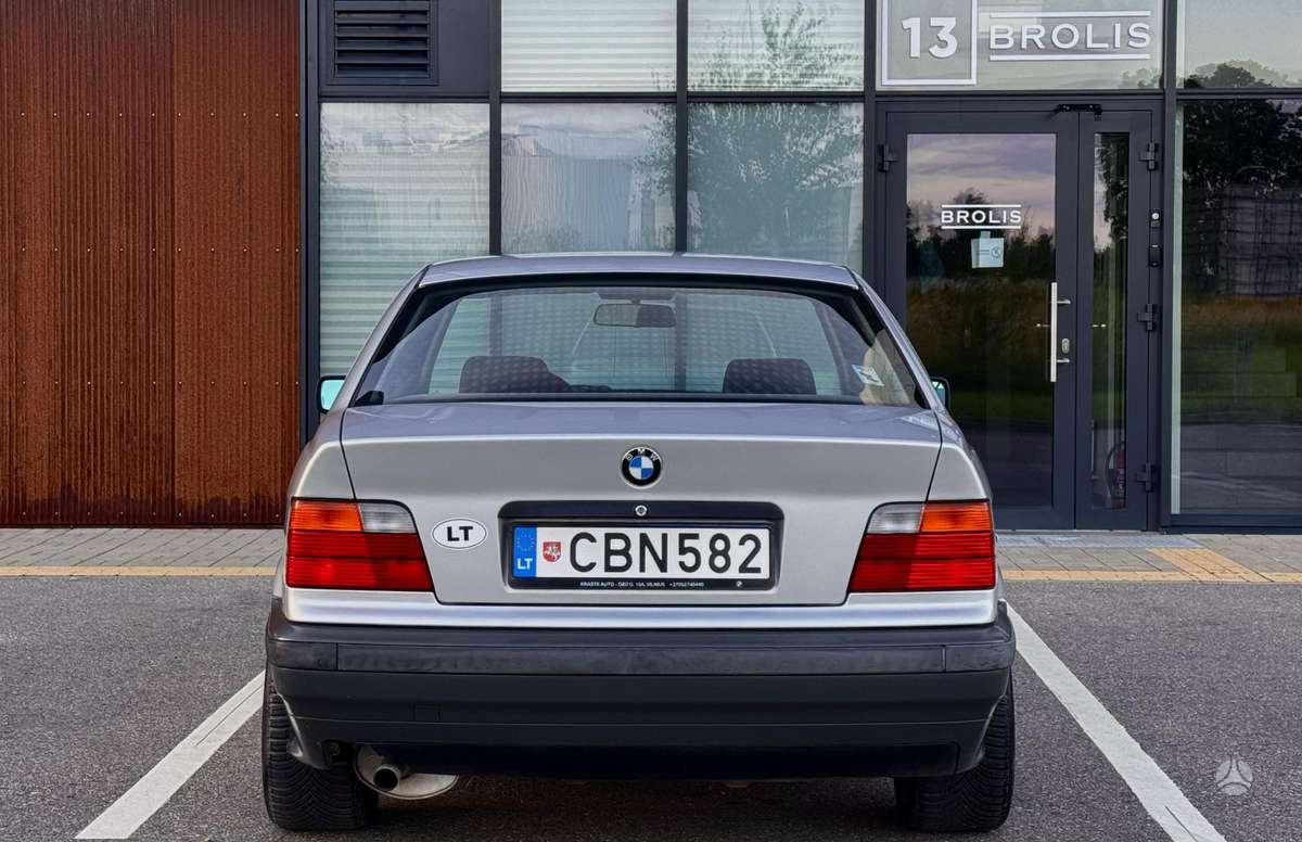 BMW 318, Седан