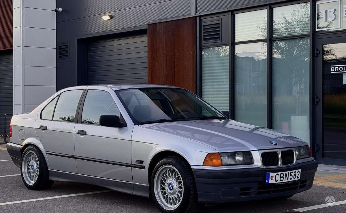 BMW 318, Седан