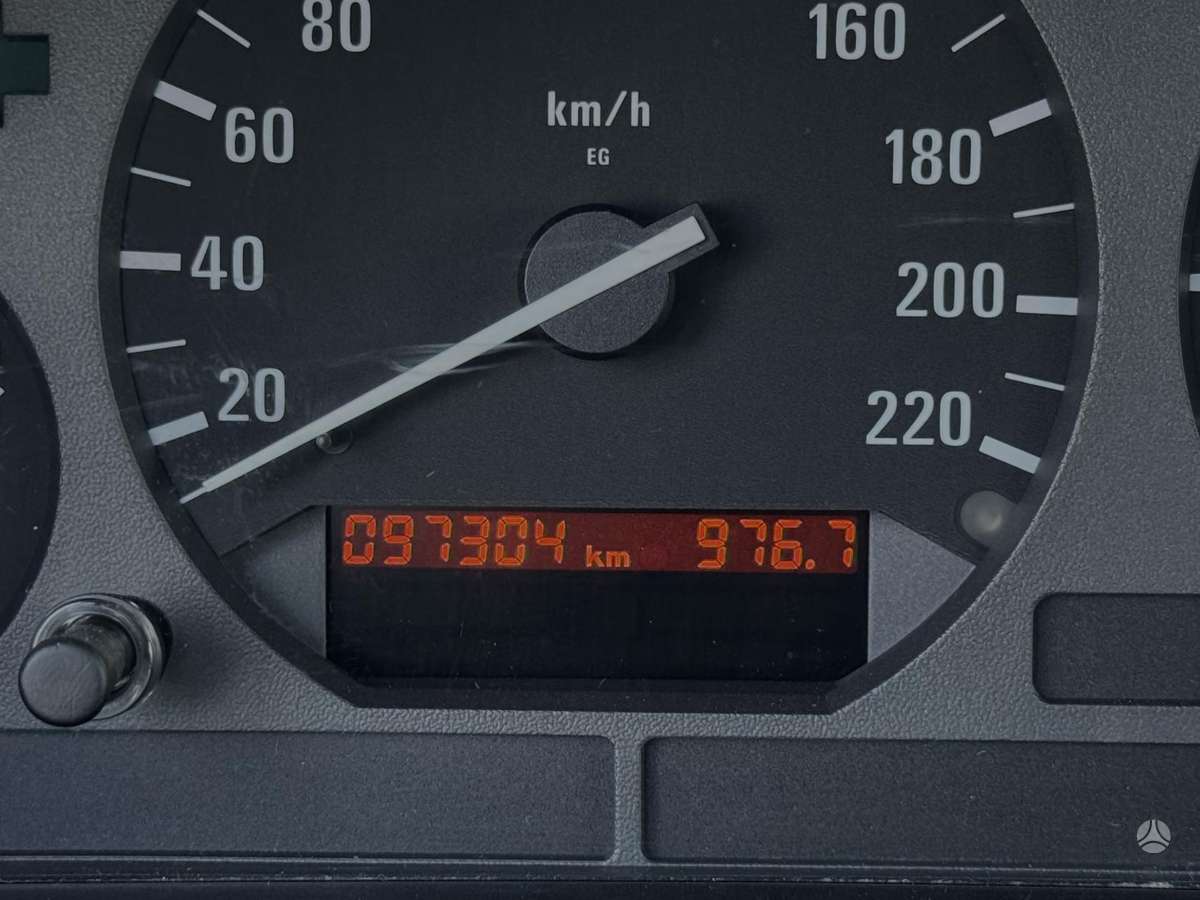 BMW 318, Седан