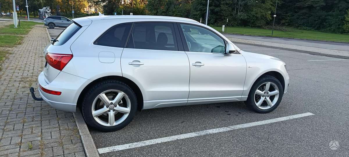 Audi Q5, 2.0 l., off-road / crossover