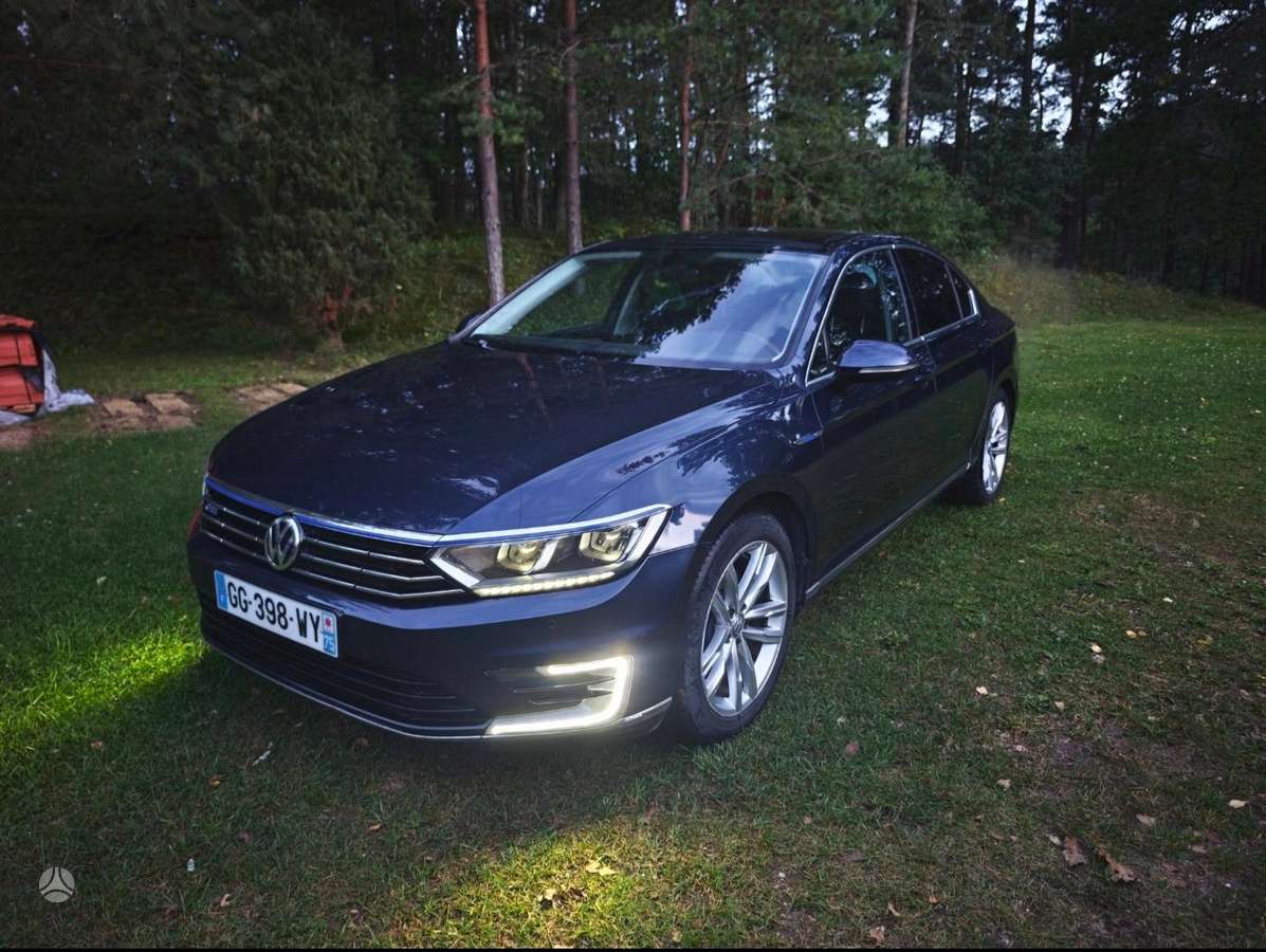 Volkswagen Passat - 1