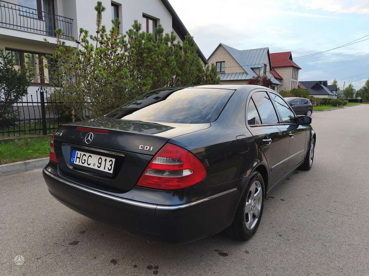 Mercedes-Benz E270, Седан