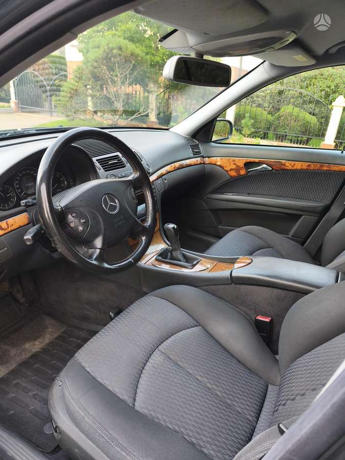 Mercedes-Benz E270, Седан