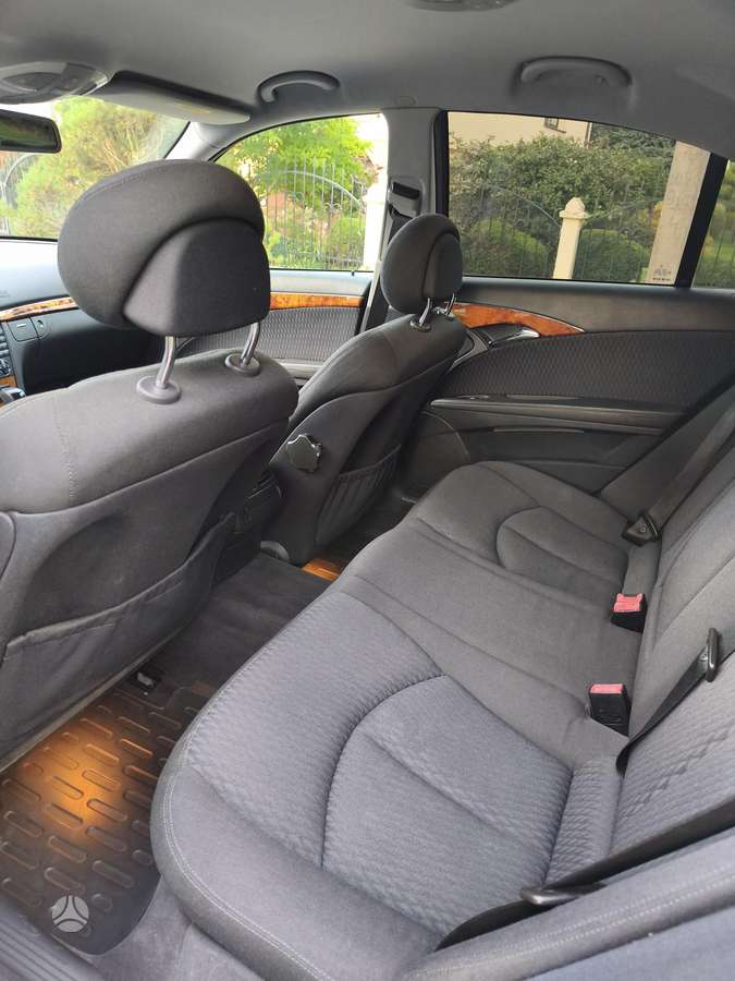 Mercedes-Benz E270, Седан