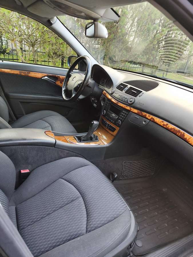 Mercedes-Benz E270, Седан