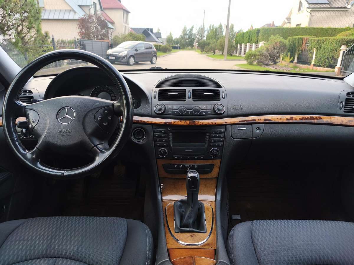 Mercedes-Benz E270, Седан