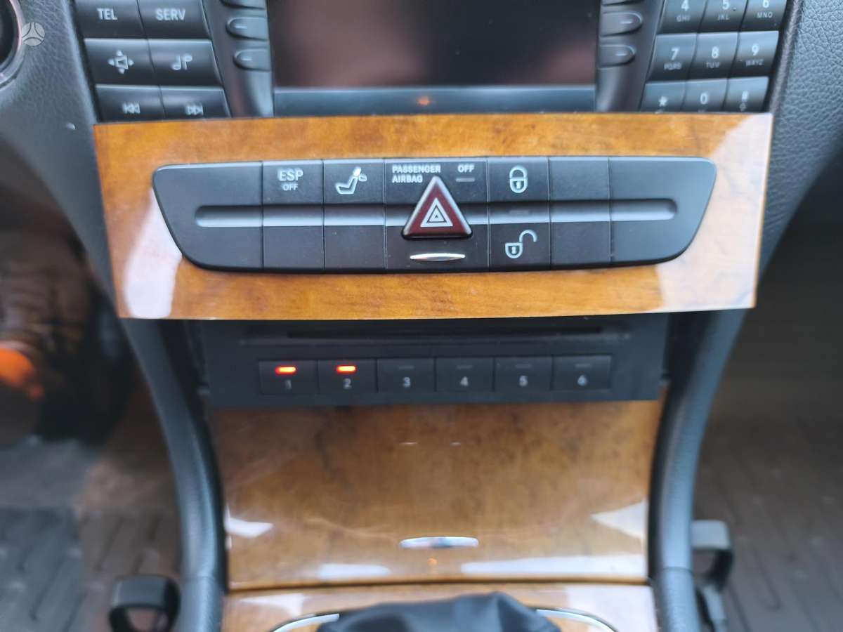 Mercedes-Benz E270, Седан