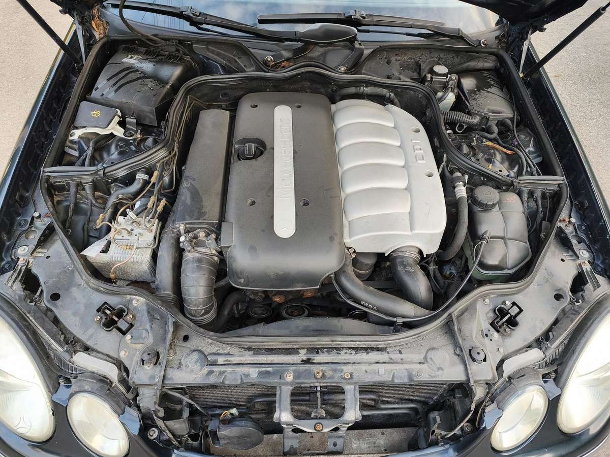 Mercedes-Benz E270, Седан