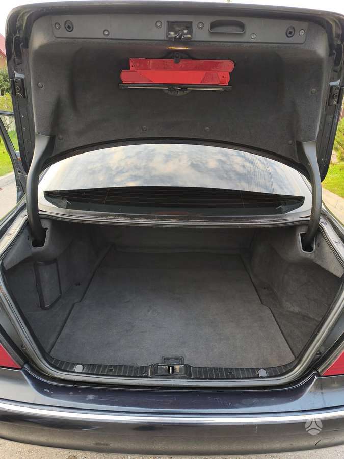 Mercedes-Benz E270, Седан