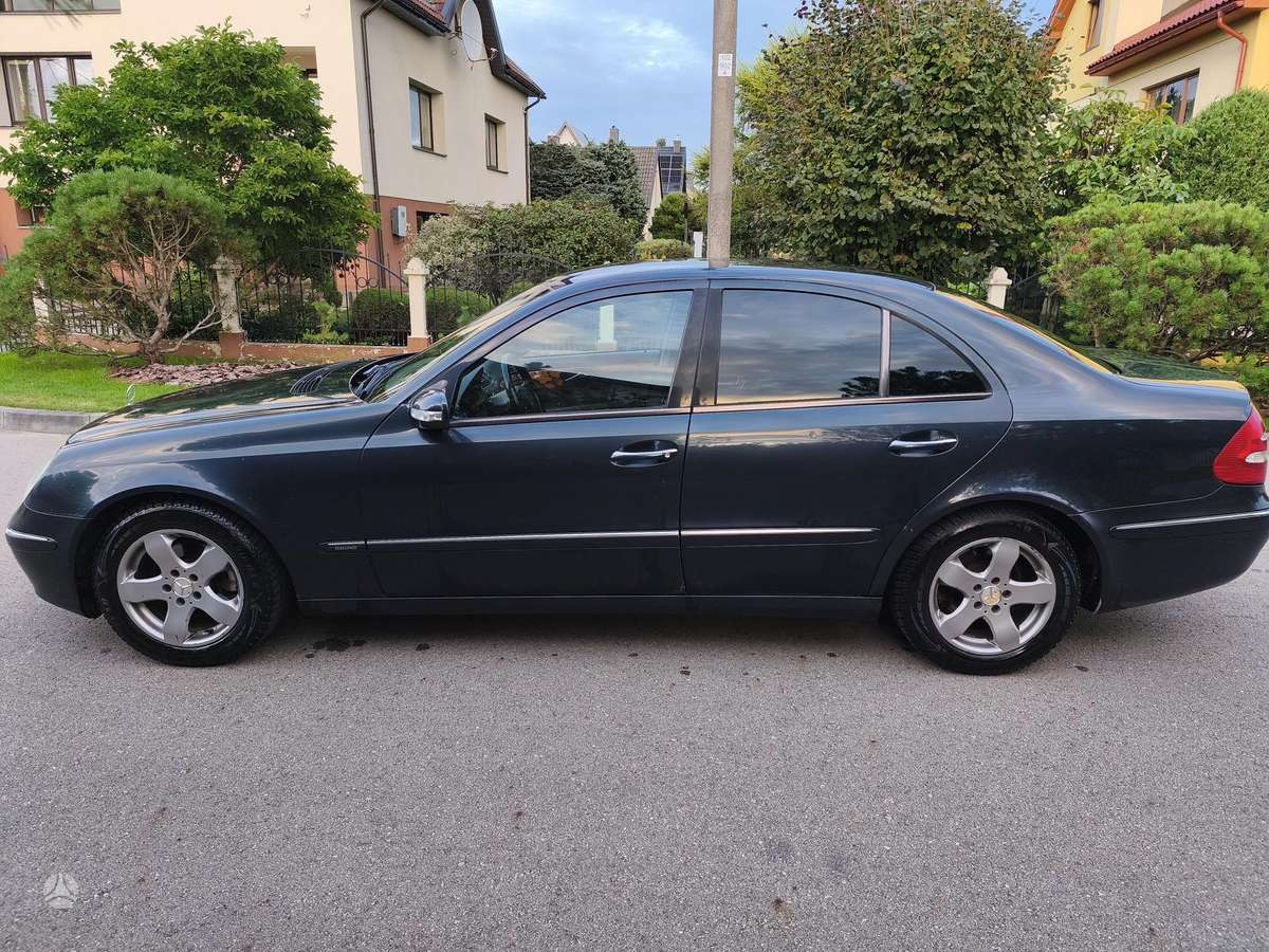 Mercedes-Benz E270, Седан