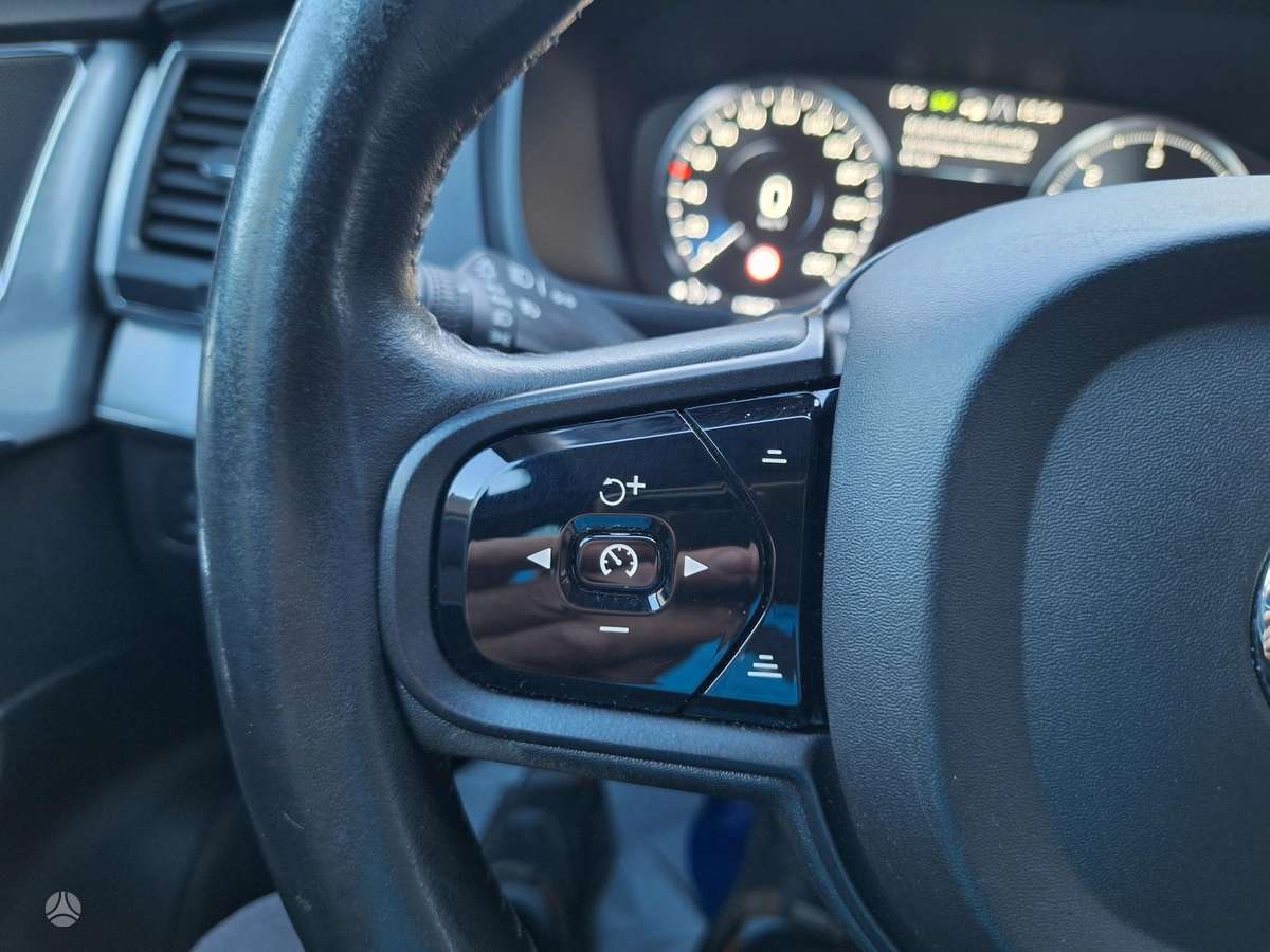 Volvo XC90, 2.0 l., off-road / crossover