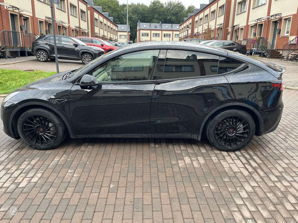 Tesla Model Y - 2
