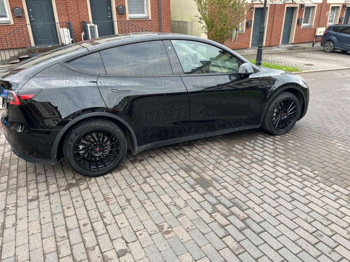 Tesla Model Y - 4
