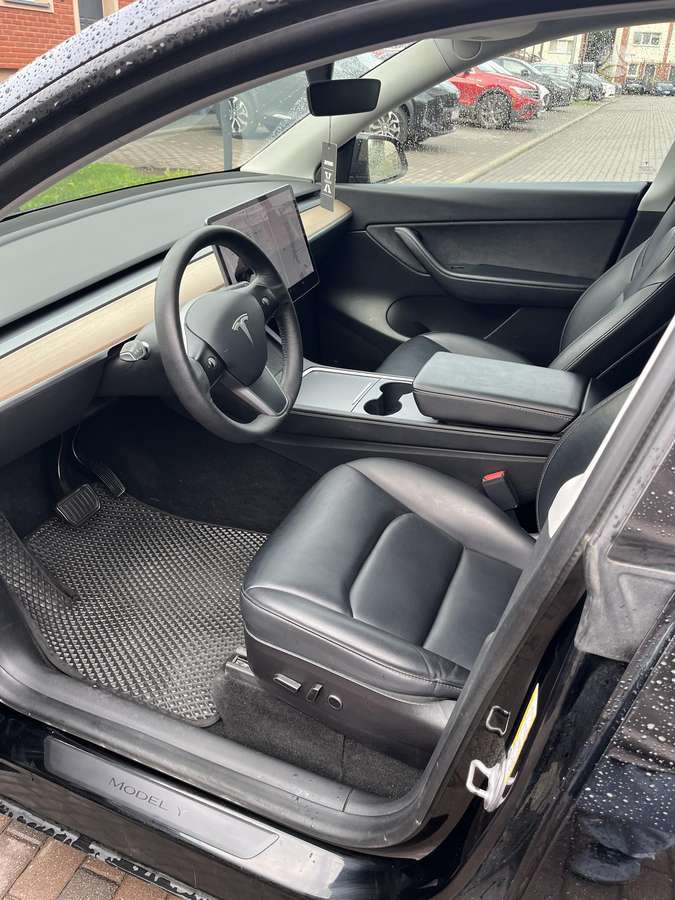 Tesla Model Y - 5
