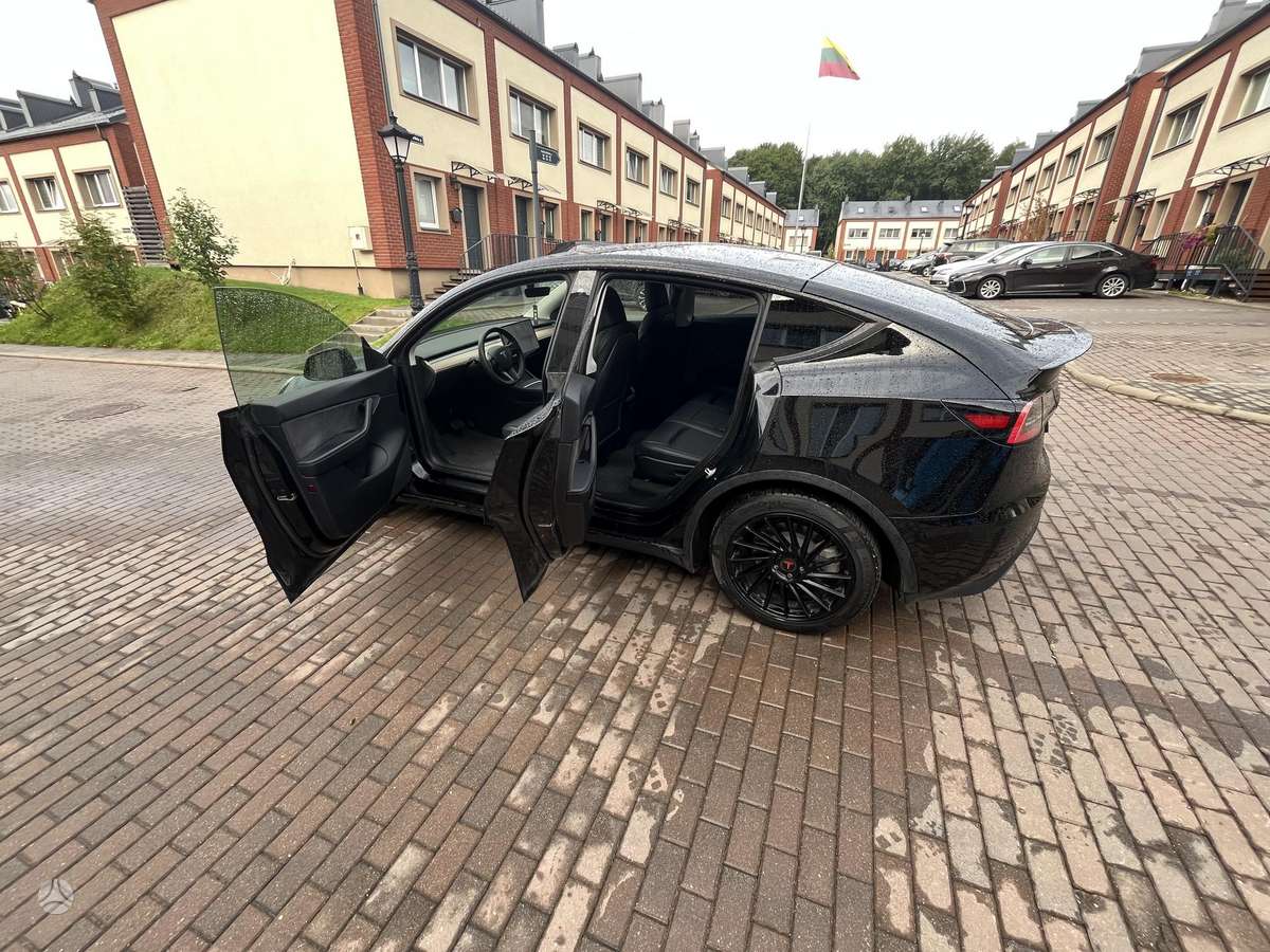 Tesla Model Y - 7