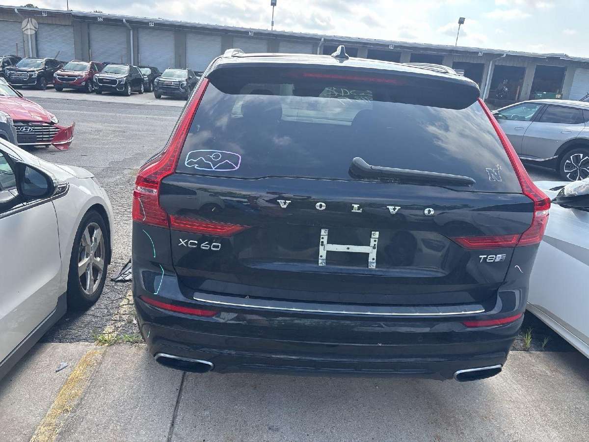 Volvo XC60, off-road / crossover