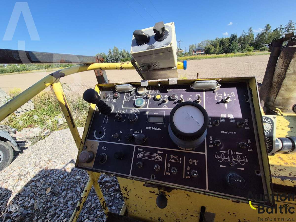 Demag DF 110 C, paving machinery