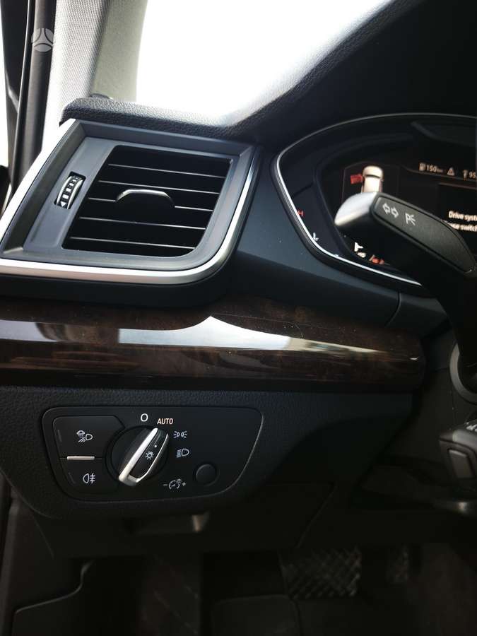 Audi Q5, 2.0 l., off-road / crossover