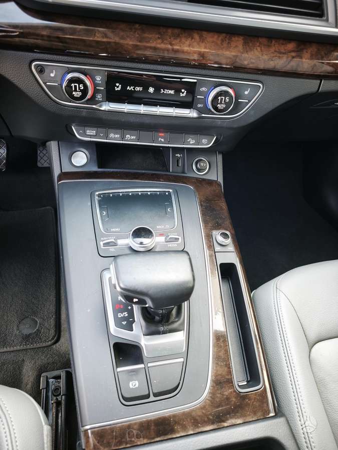 Audi Q5, 2.0 l., off-road / crossover