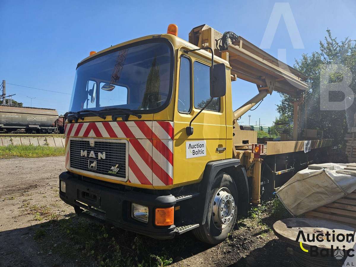 MAN M90, boom lift