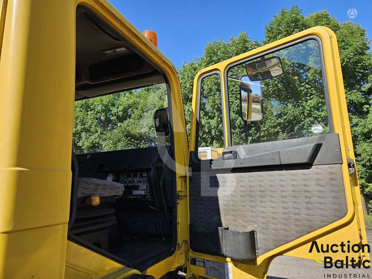 MAN M90, boom lift