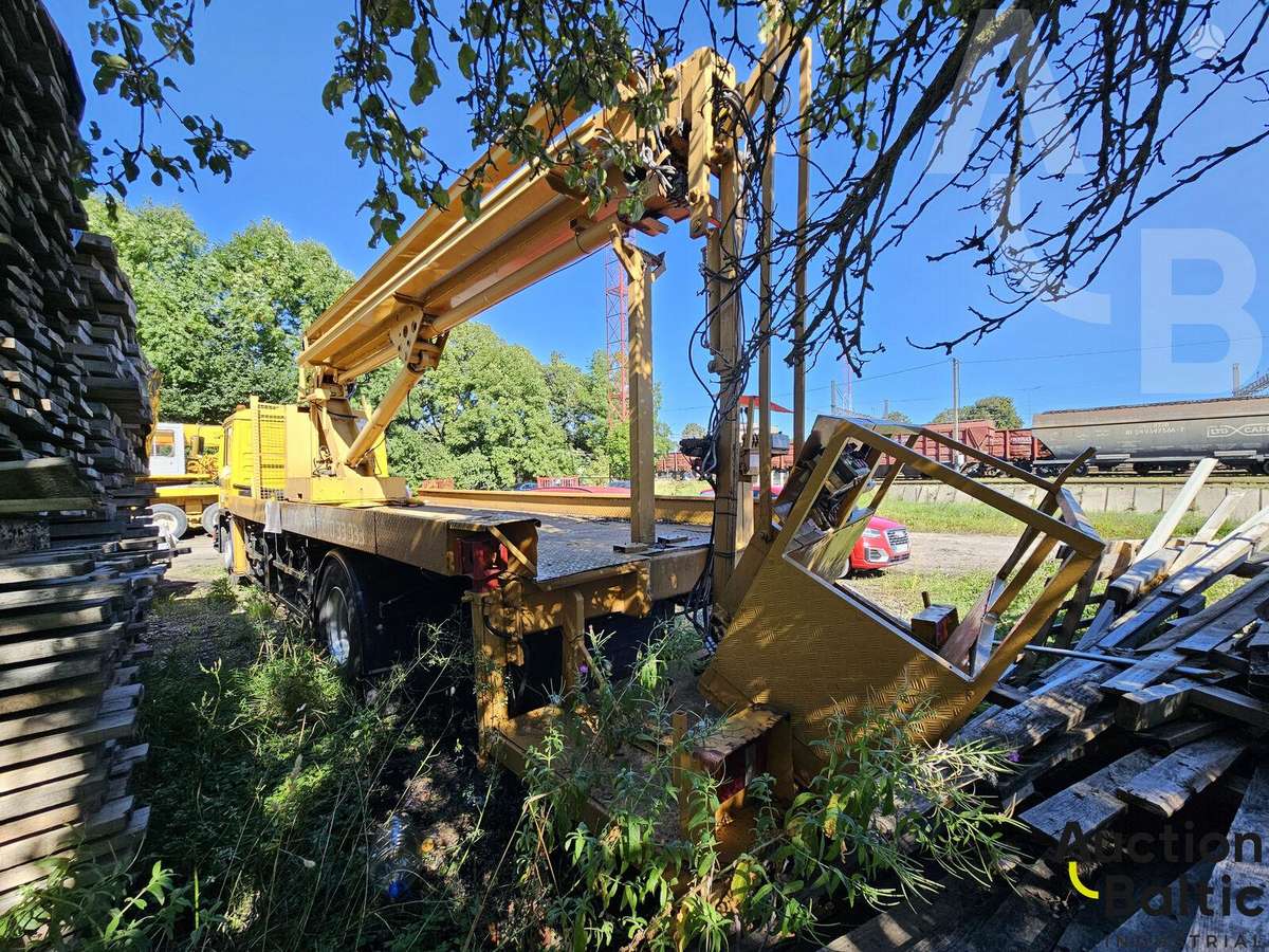 MAN M90, boom lift
