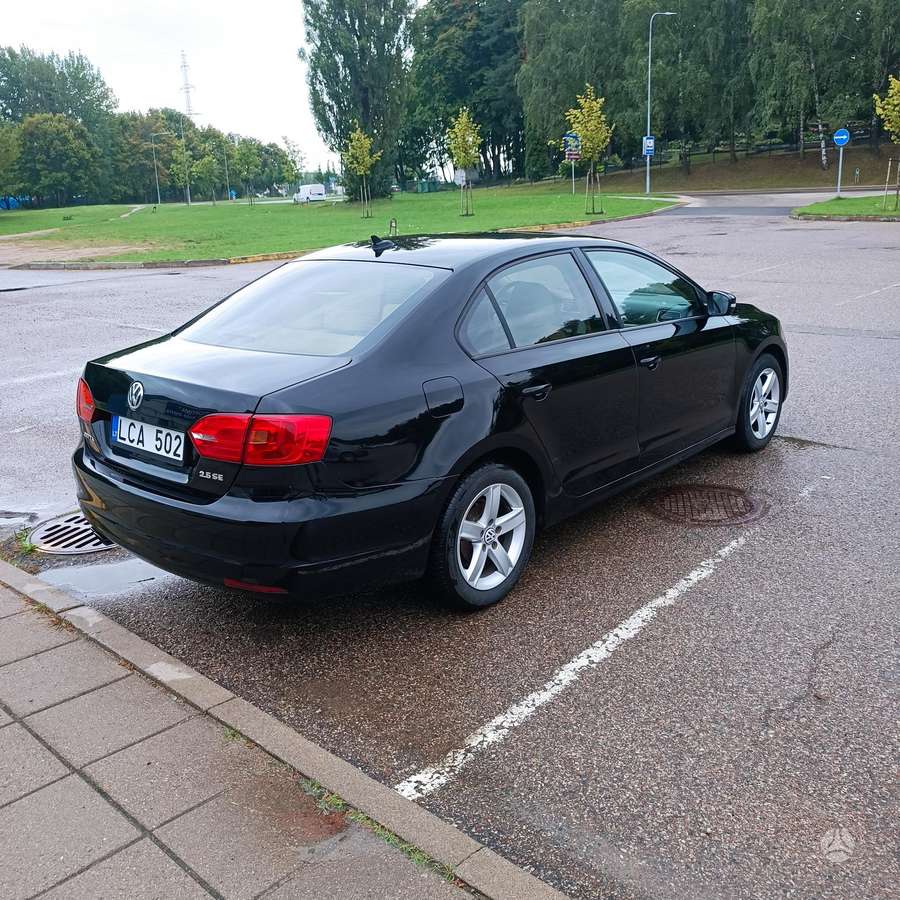 Volkswagen Jetta - 4