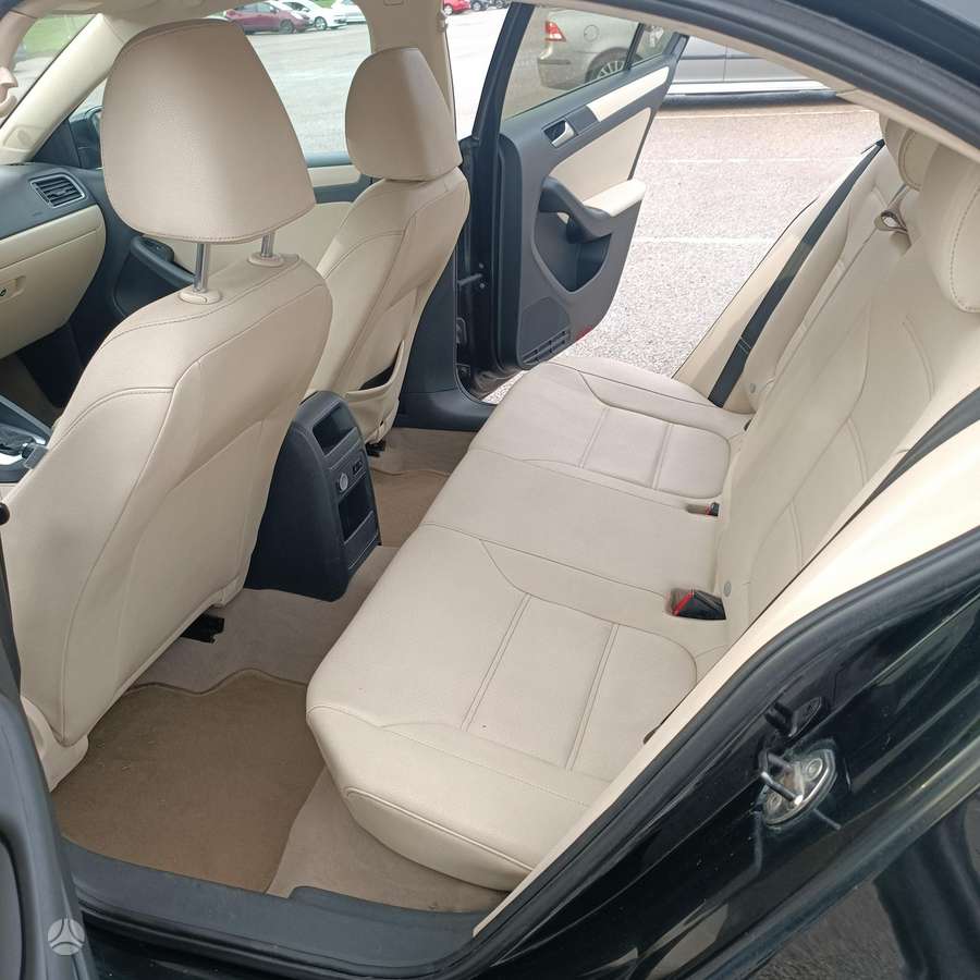 Volkswagen Jetta - 11