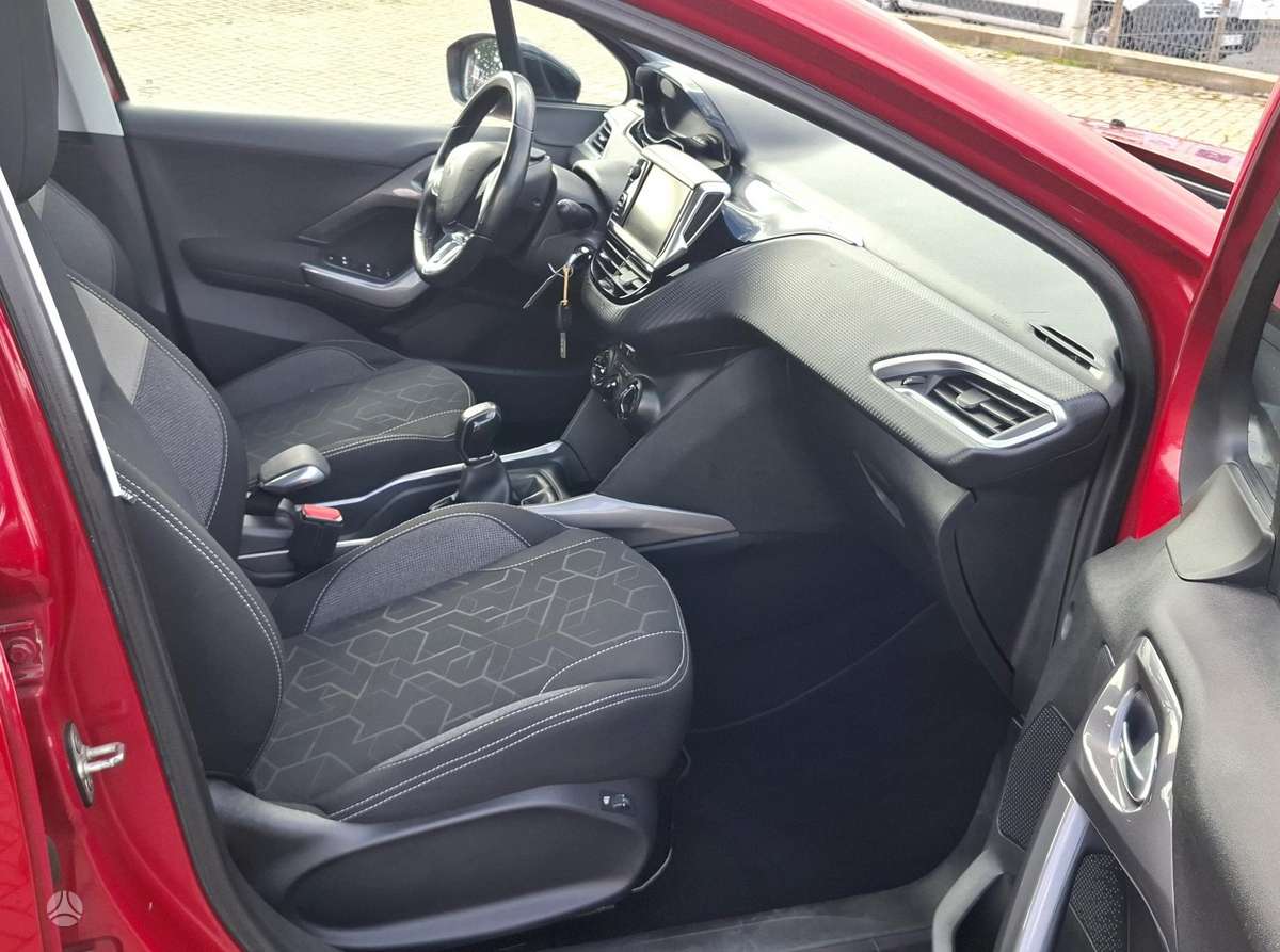 Peugeot 2008, 1.2 l., hatchback