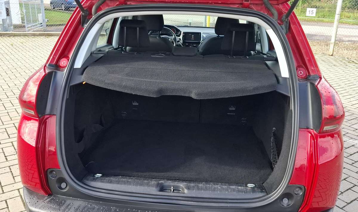 Peugeot 2008, 1.2 l., hatchback