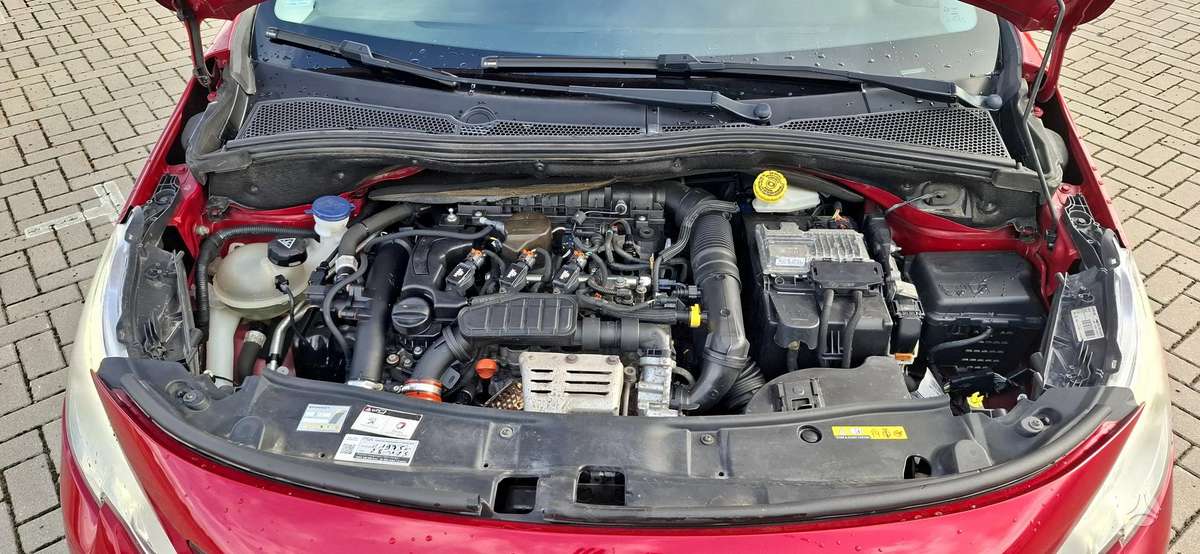 Peugeot 2008, 1.2 l., hatchback