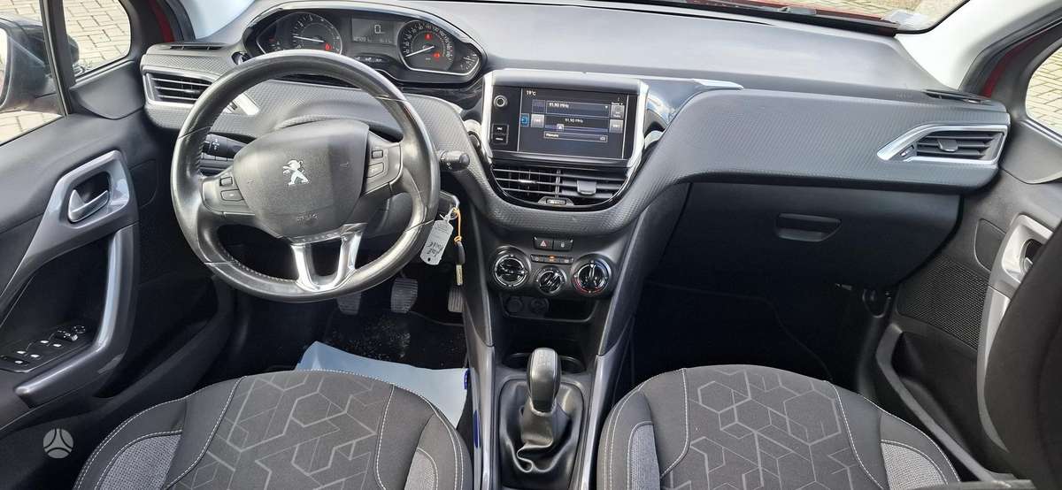 Peugeot 2008, 1.2 l., hatchback