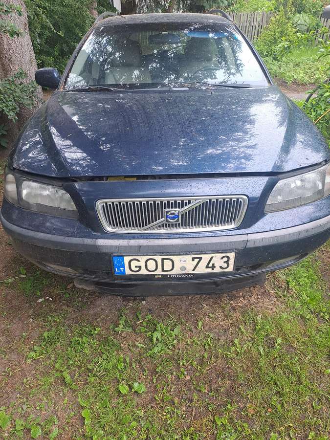 Volvo V70 for parts
