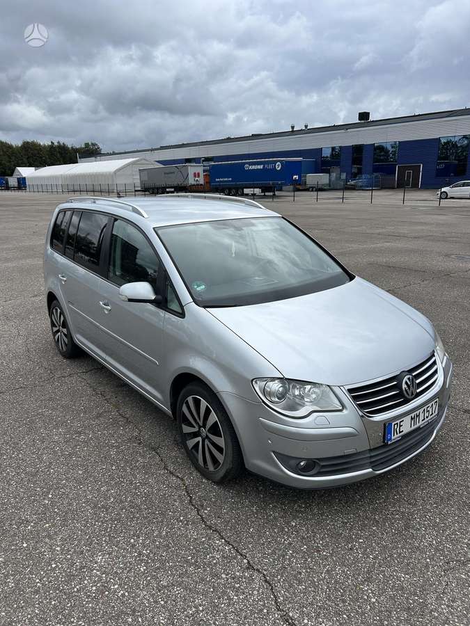 Volkswagen Touran - 1