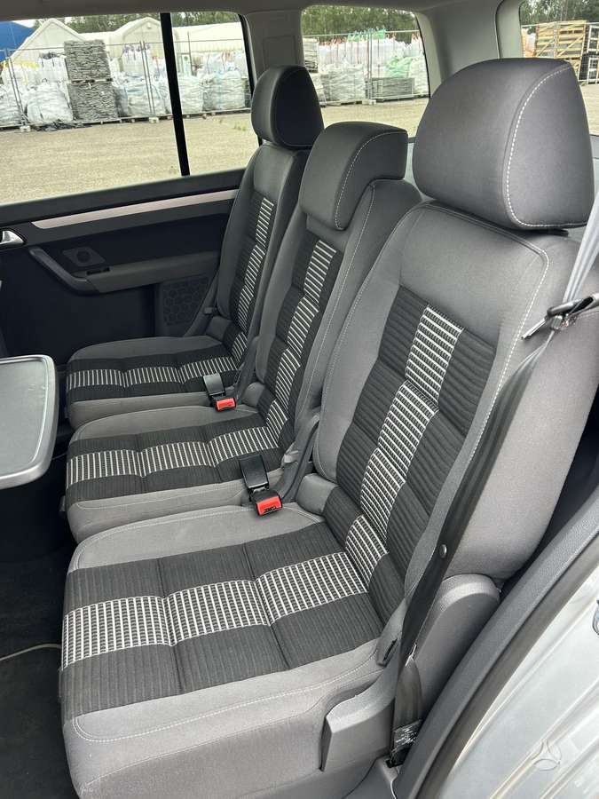 Volkswagen Touran - 12