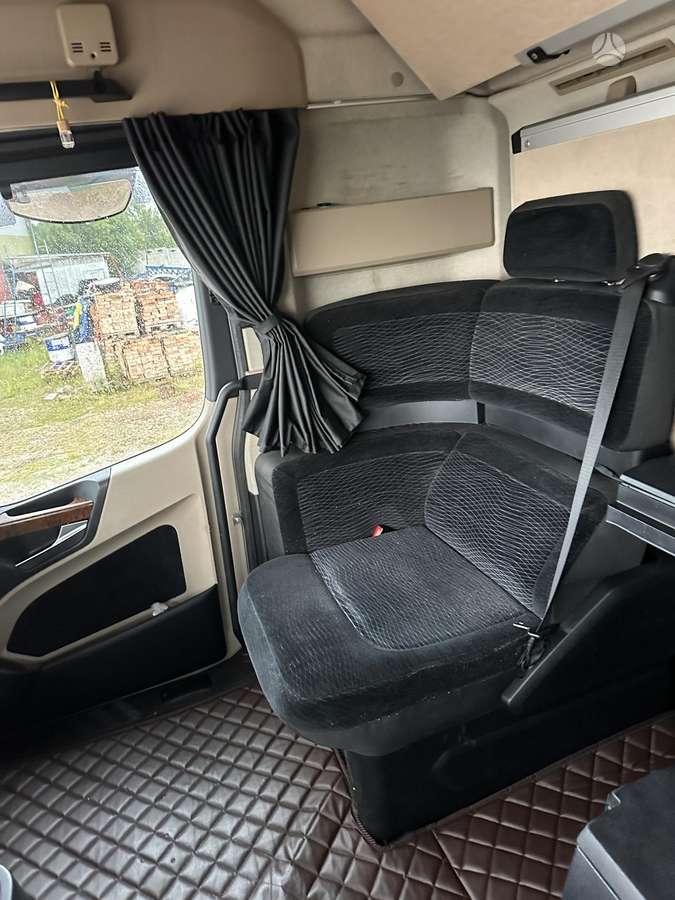 Mercedes-Benz 1845, double sleeper