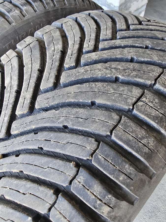 Bridgestone, всесезонные 225/50 R18