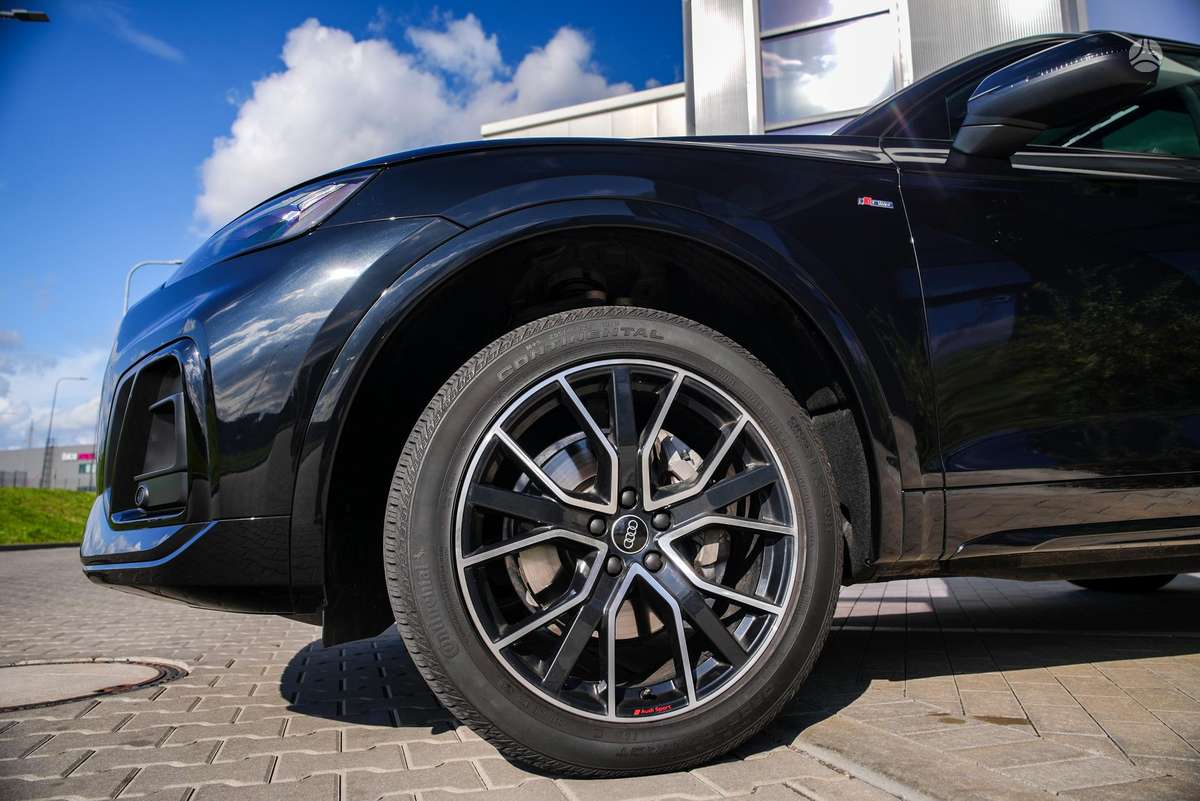 Audi Q5, 2.0 l., off-road / crossover