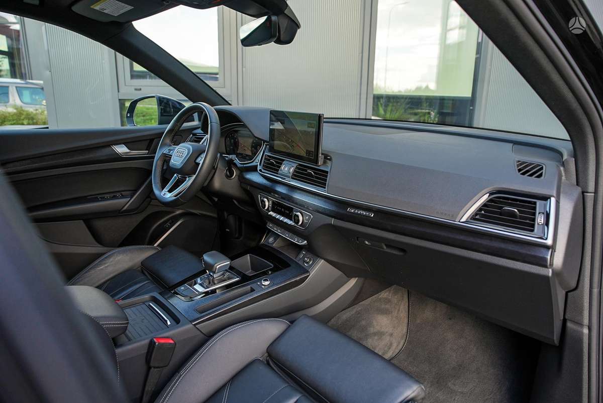 Audi Q5, 2.0 l., off-road / crossover