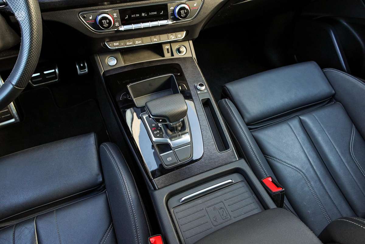 Audi Q5, 2.0 l., off-road / crossover