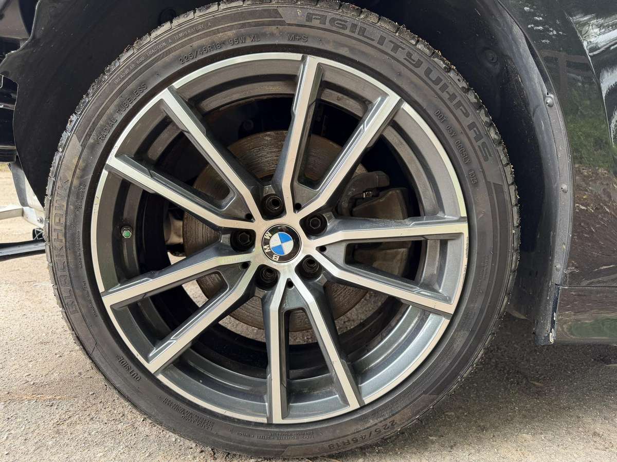 BMW 330, 2.0 l., Седан