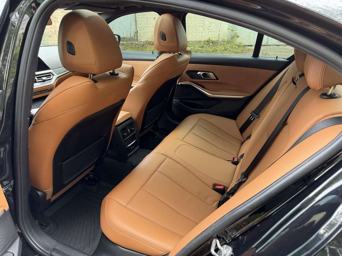BMW 330, 2.0 l., Седан