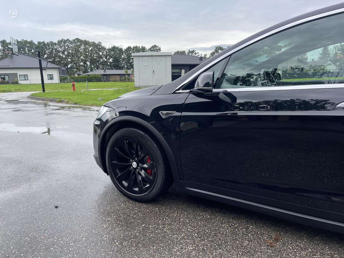 Tesla Model X - 3