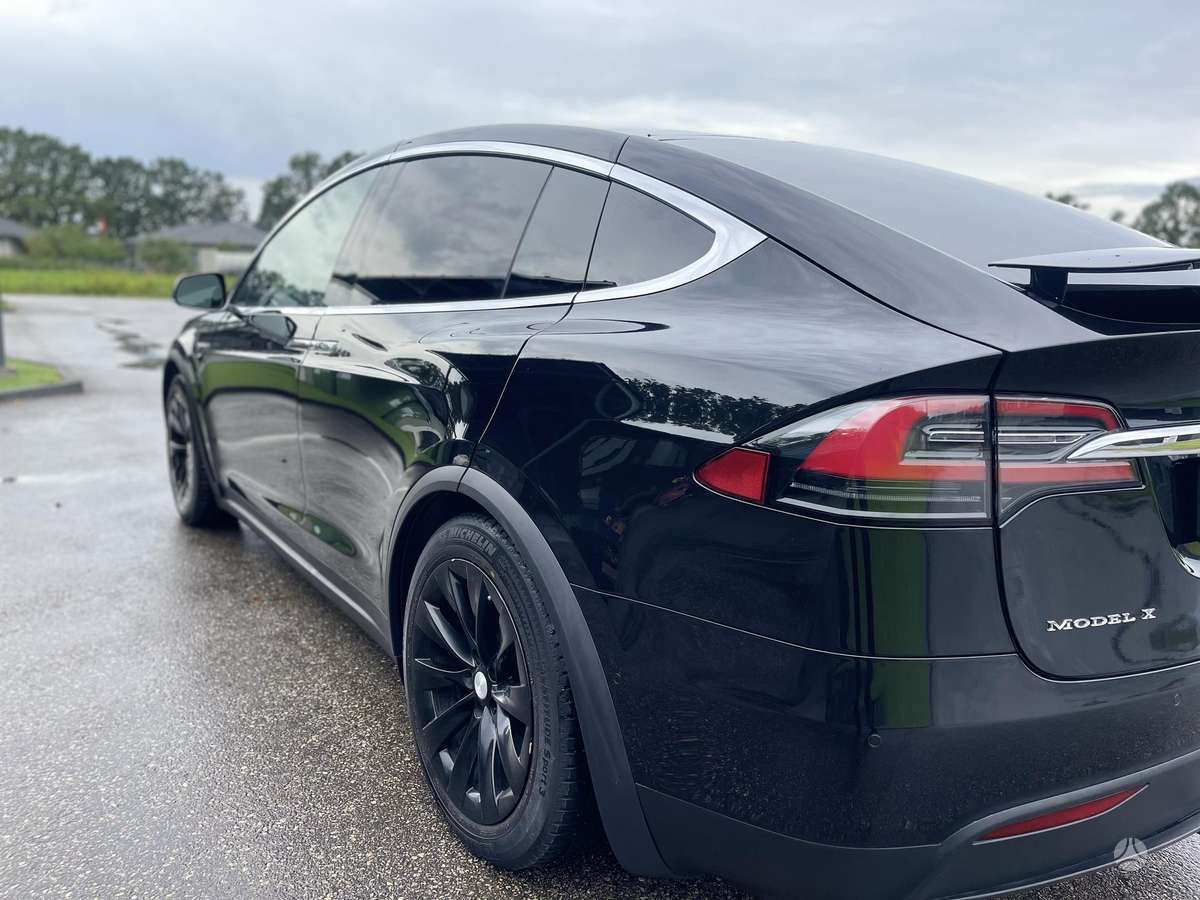 Tesla Model X - 4