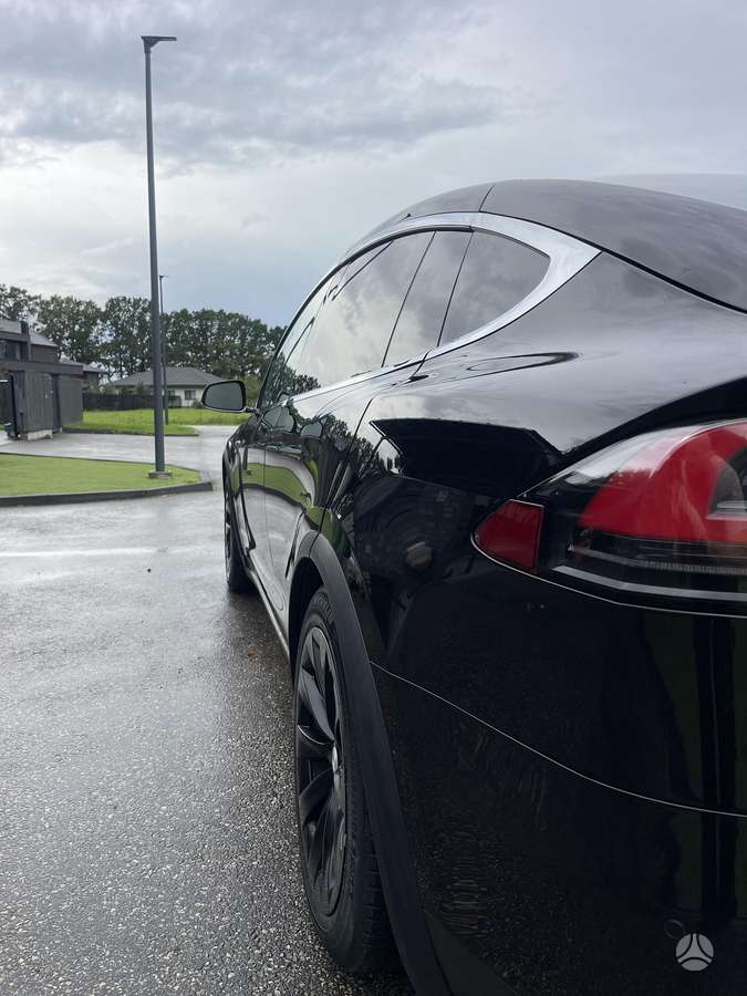 Tesla Model X - 5