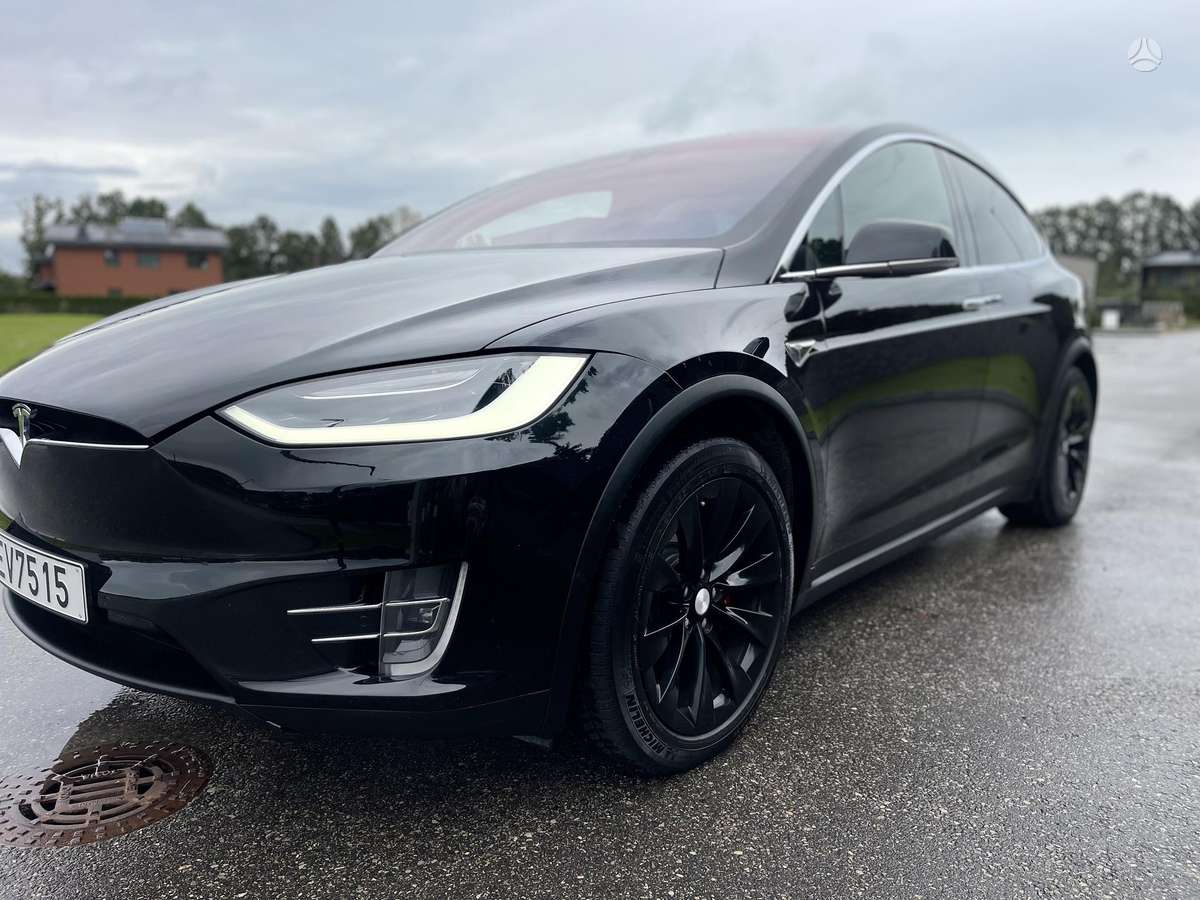 Tesla Model X - 7