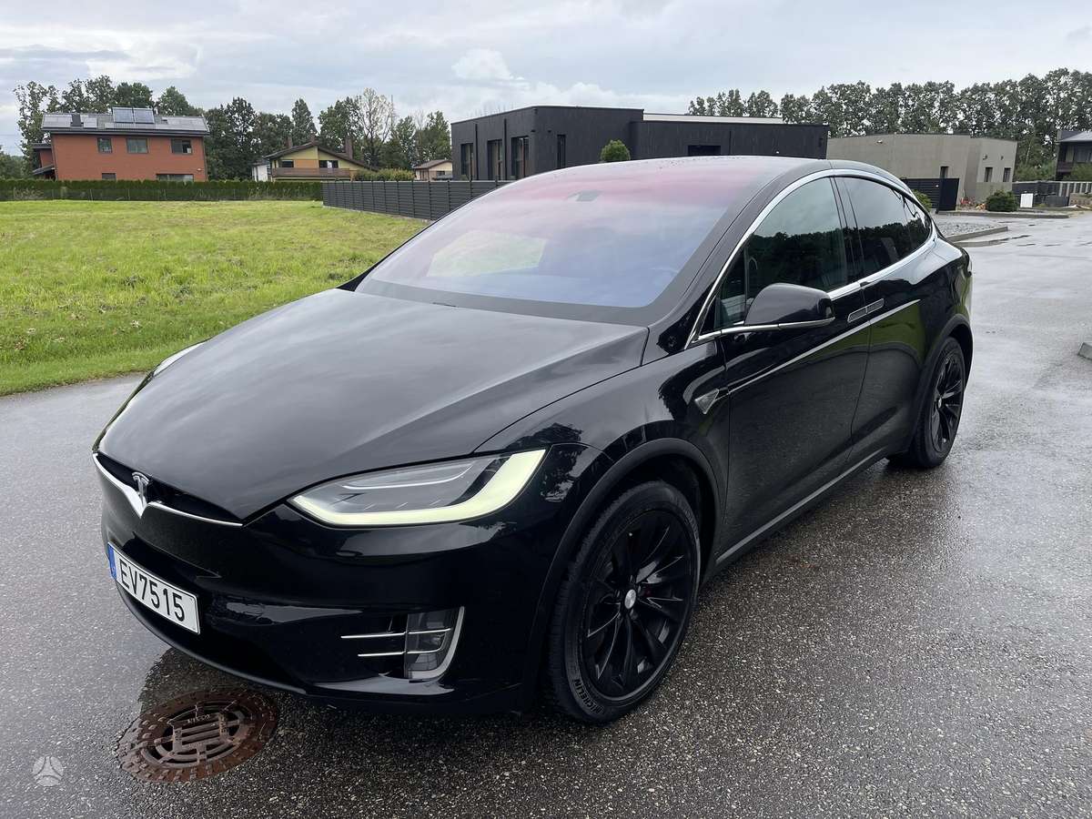 Tesla Model X - 8