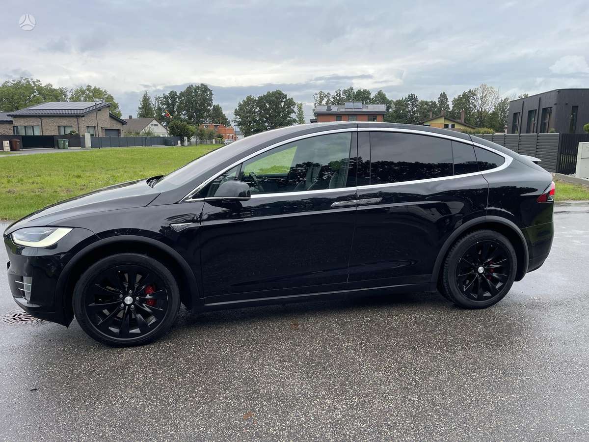 Tesla Model X - 9