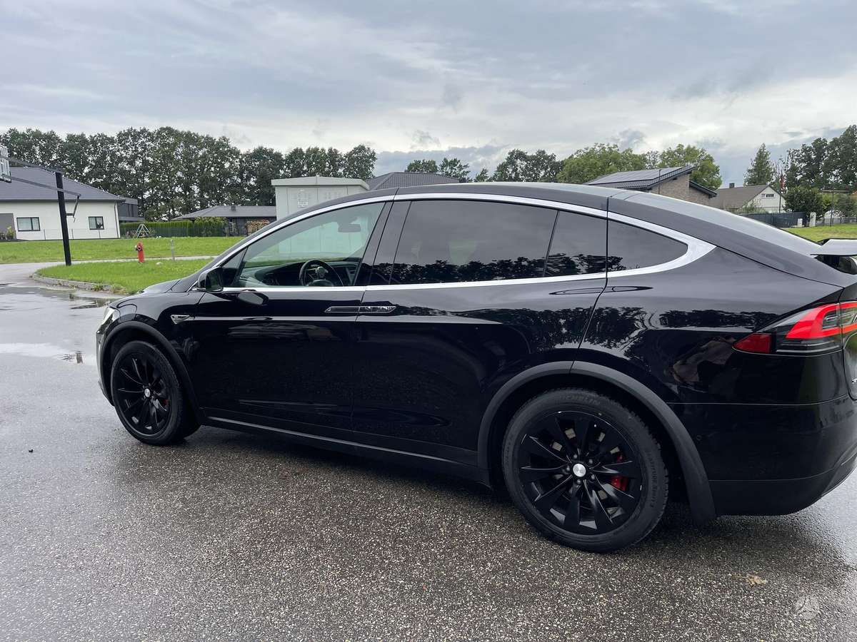 Tesla Model X - 10